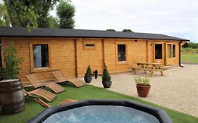 Stunning 5-Bed Cabin In Ashton Under Hill